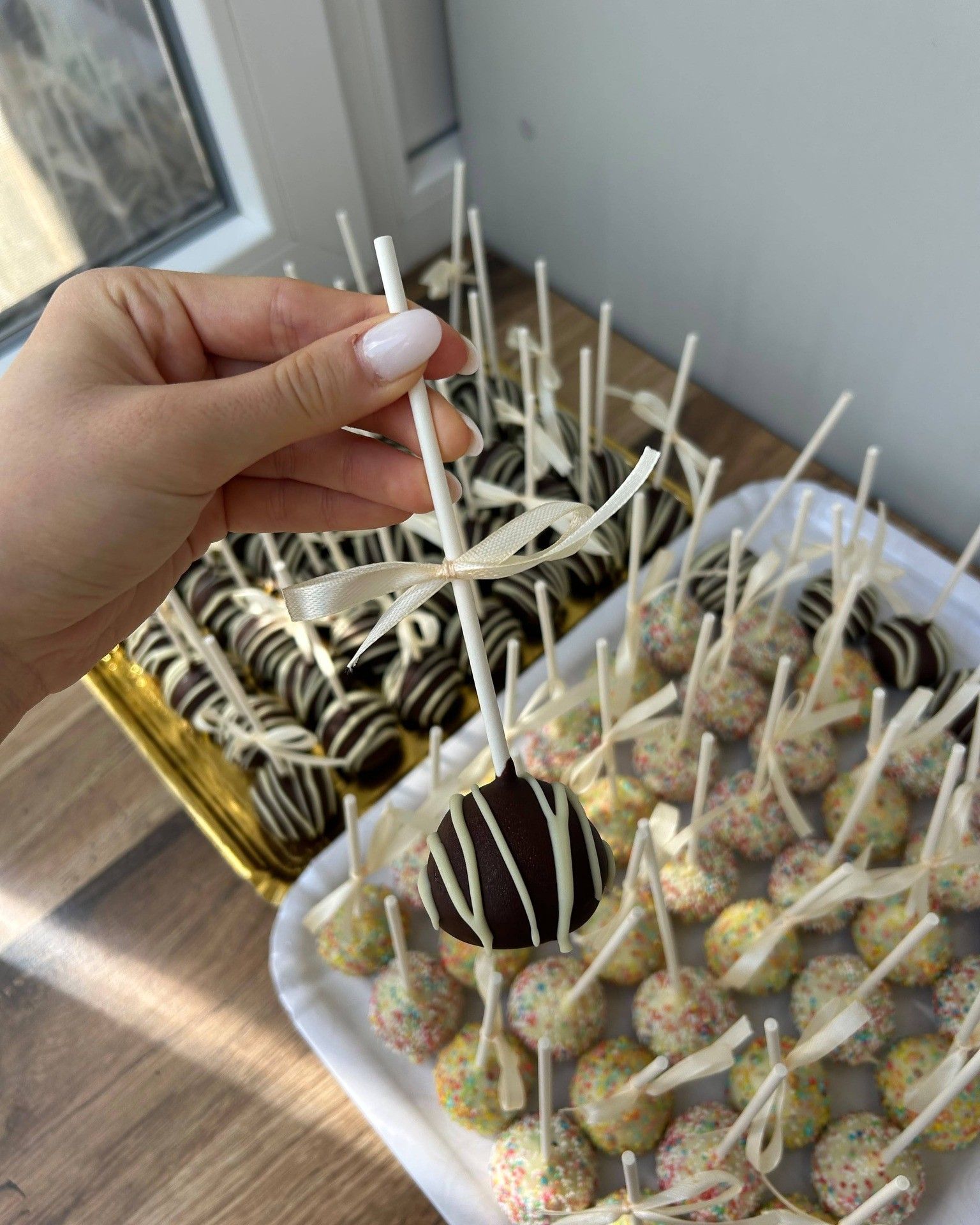Cake pops cu ornamente colorate