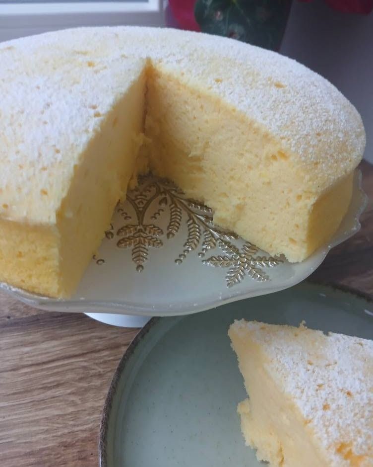 Felie de cheesecake japonez