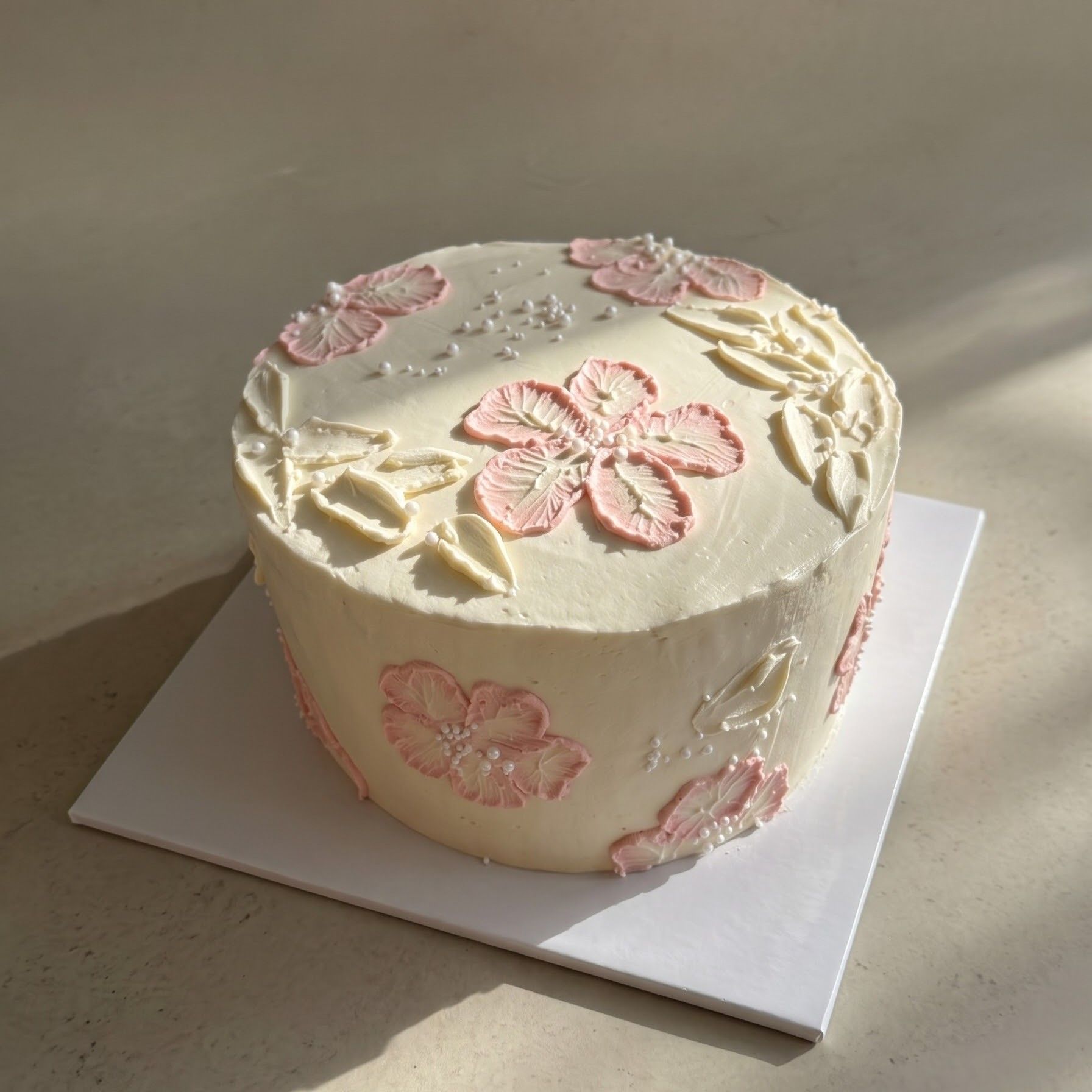 Tort floral cu flori pictate în cremă