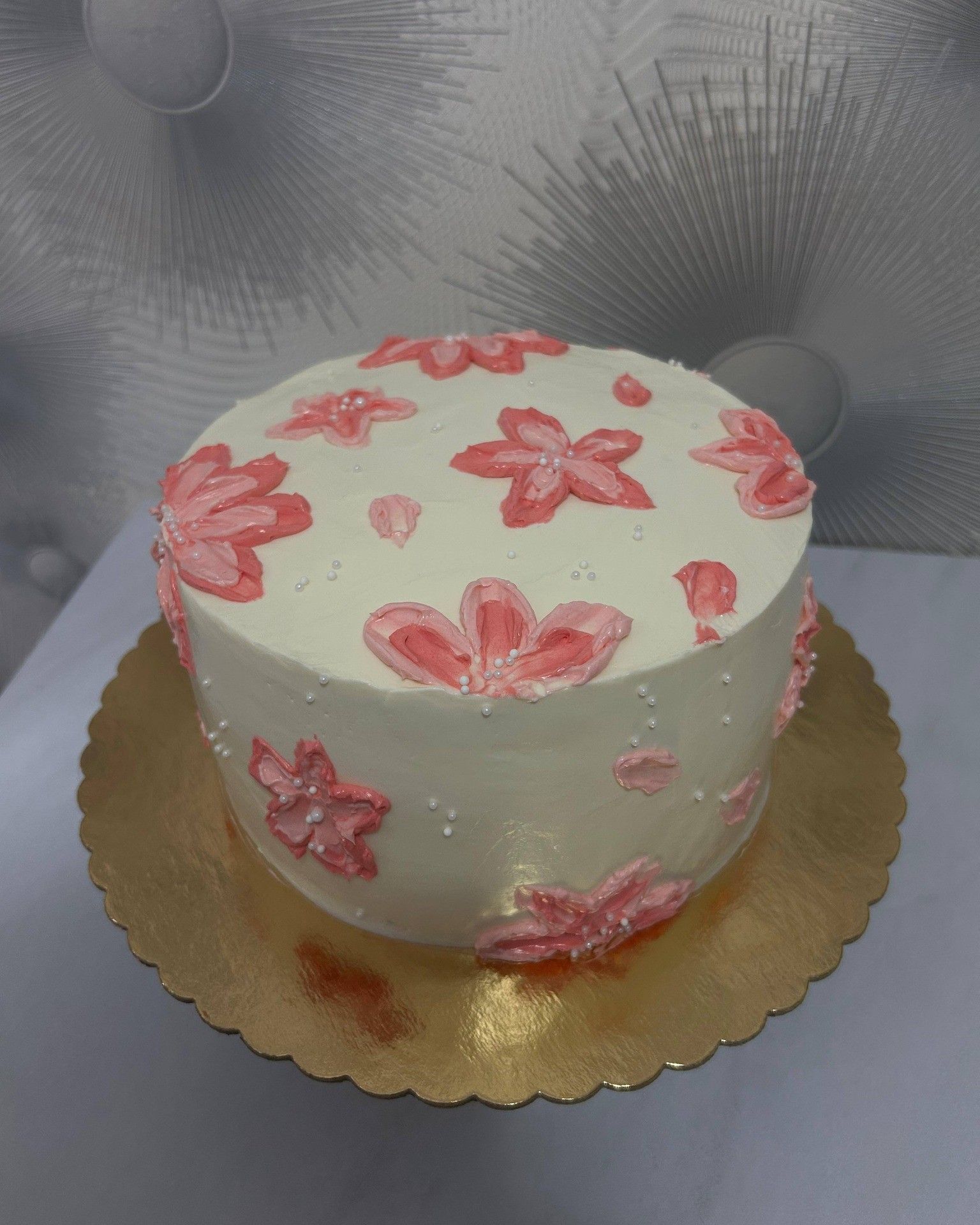Tort cu flori roz pictate