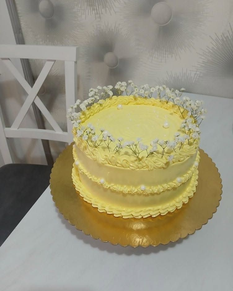 Tort galben cu floricele albe
