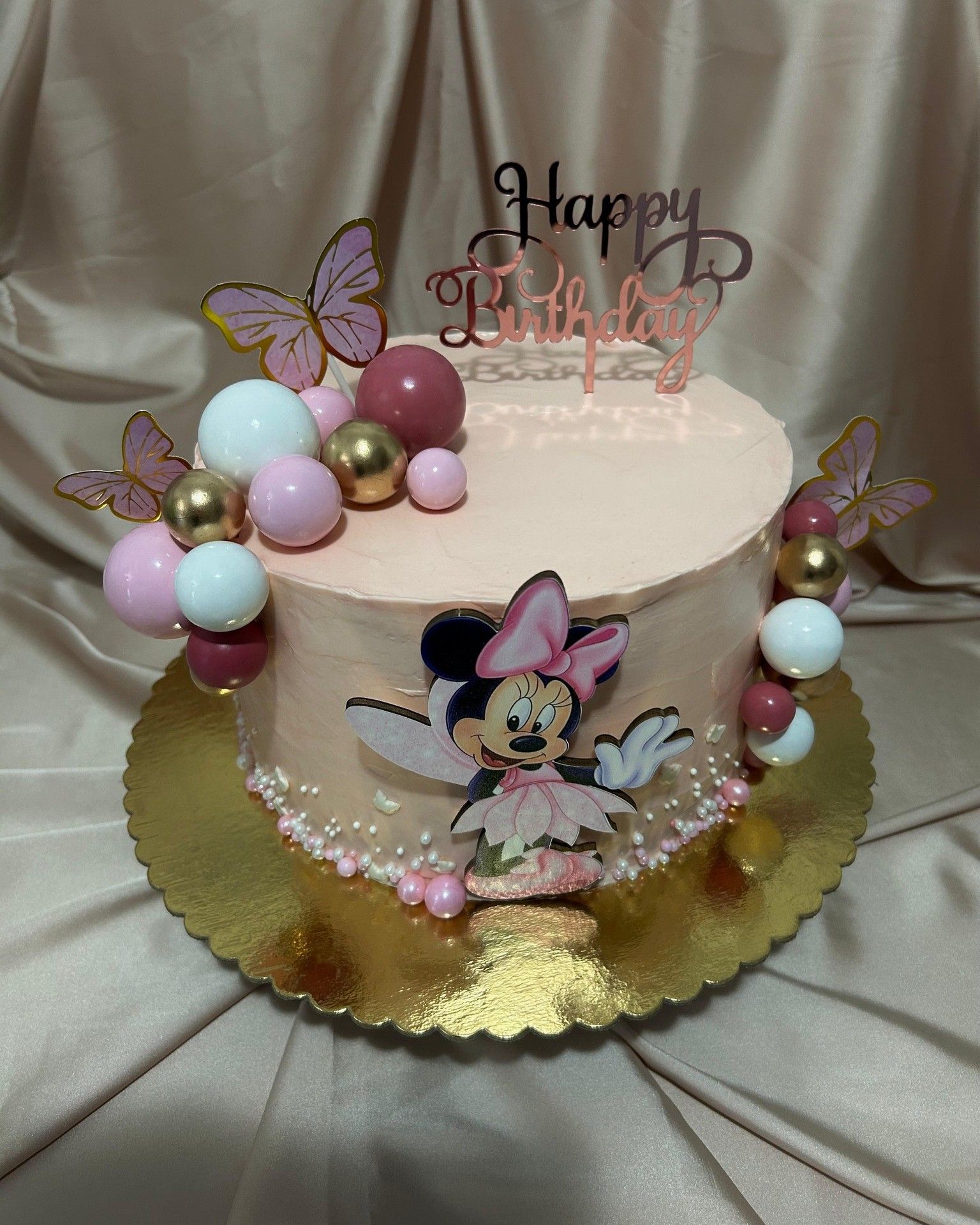 Tort Minnie cu fluturi și sfere